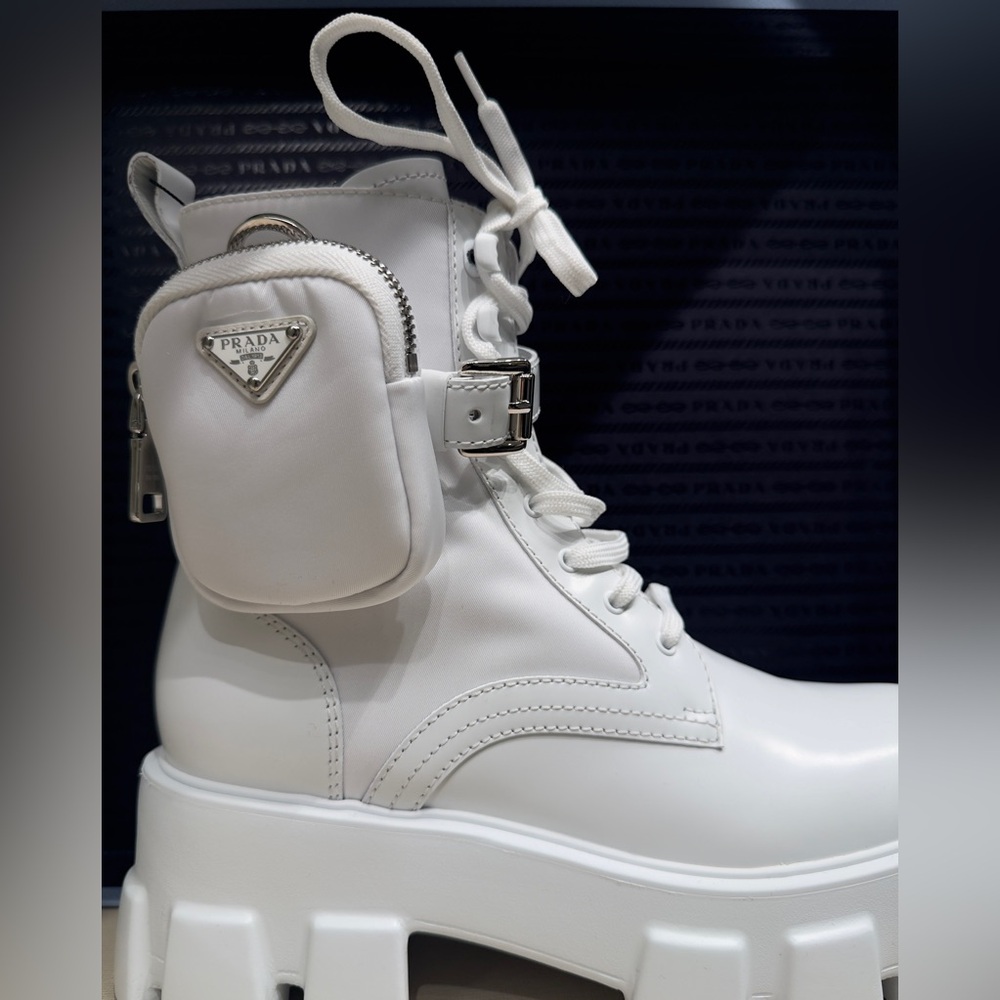 BRAND NEW!! WHITE PRADA BOOTS WITH POUCH (I DONT SEND TEXT/EMAILS)